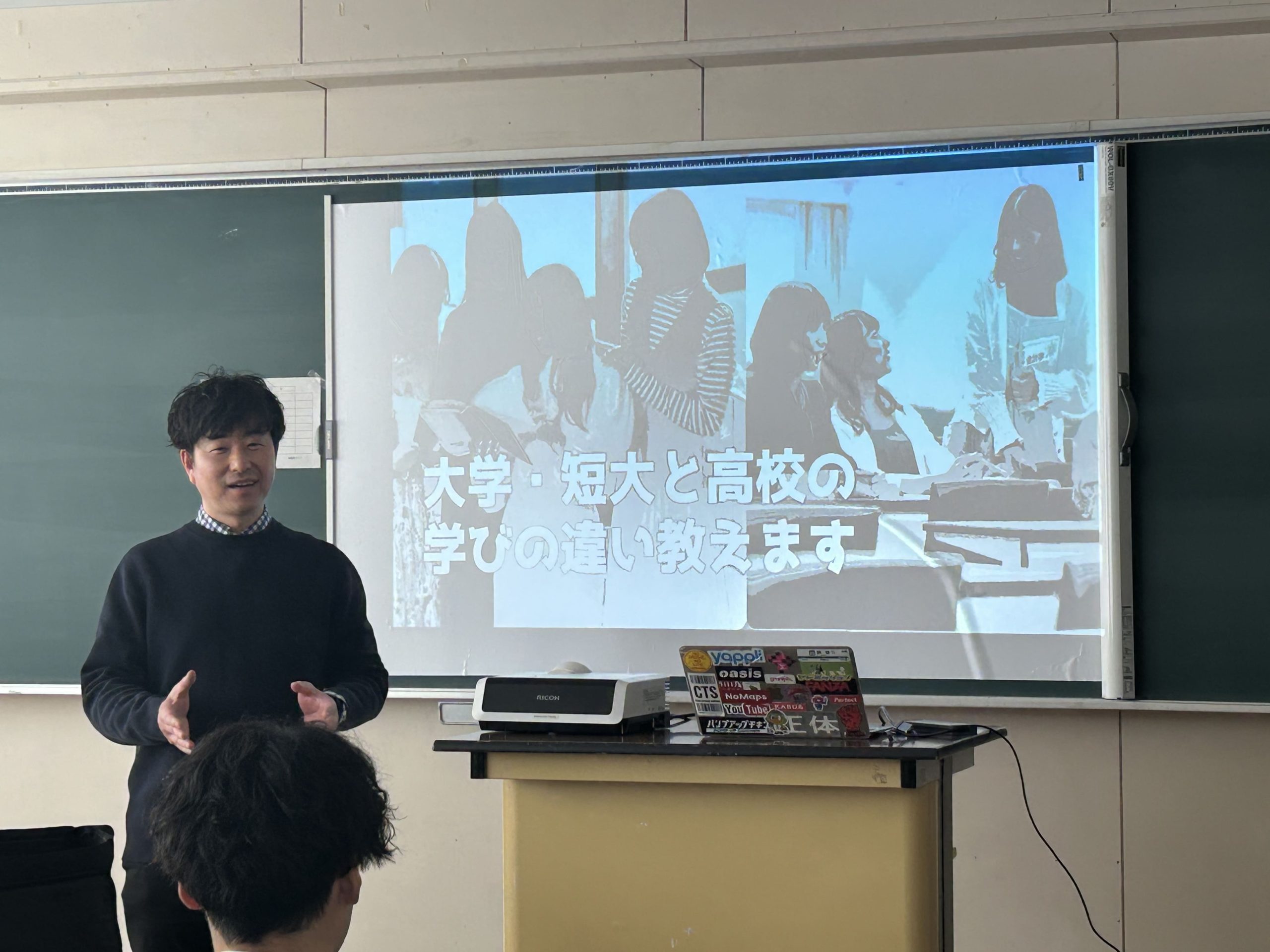 札幌真栄高校で、短期大学について大学と専門学校との比較の講和を行いました。